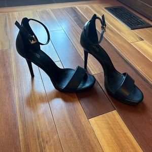 Michael Kors black pumps